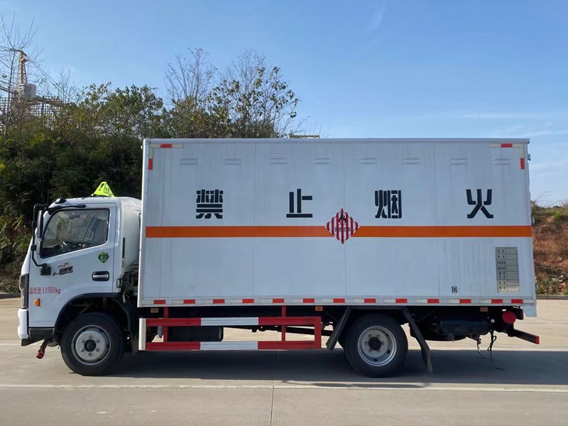 東風多利卡5.2米固體運輸車