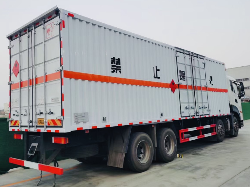 天龍前四后八易燃固體廂式運輸車