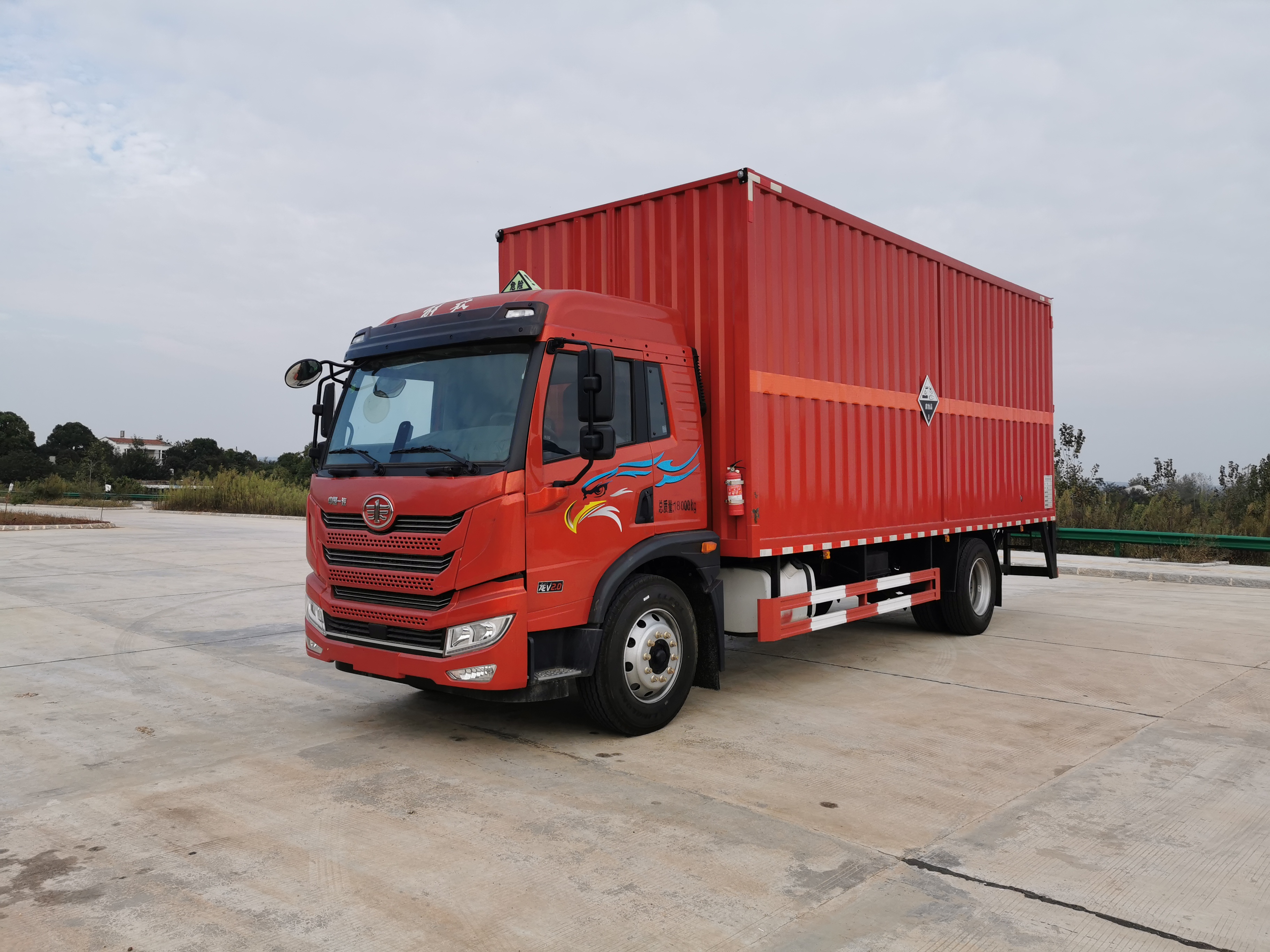解放龍V6.6/6.8米（國六）3類危險品運輸車