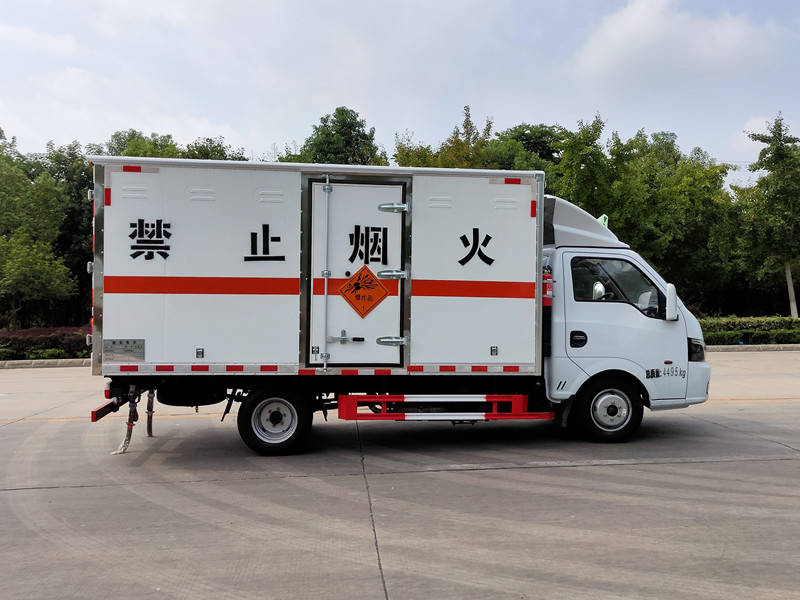 途逸2.7/3.1/3.4米（藍(lán)牌）汽油3類易燃液體廂式運(yùn)輸車