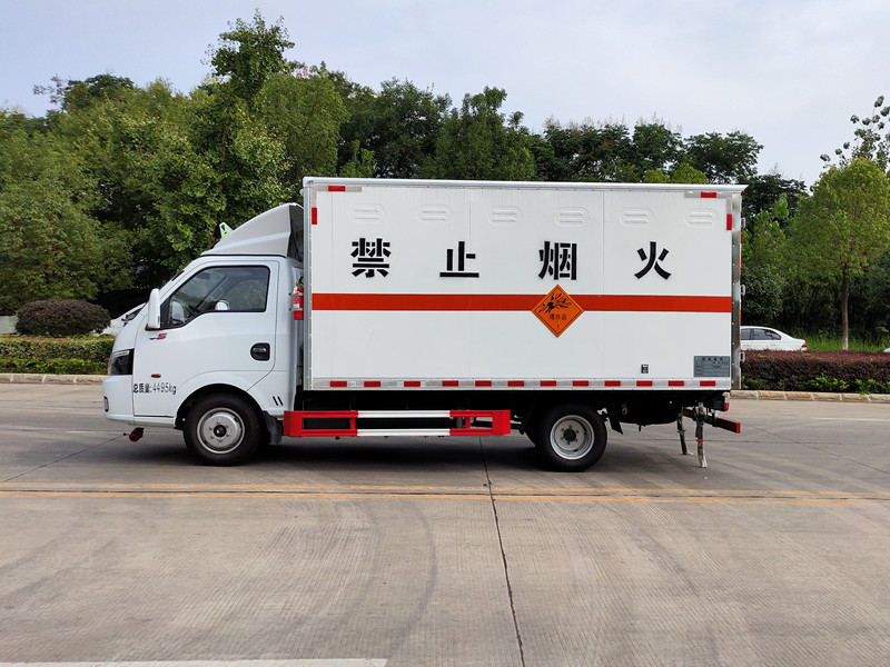 途逸2.7/3.1/3.4米（藍(lán)牌）汽油3類易燃液體廂式運(yùn)輸車